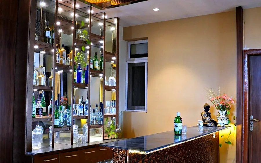Backlit bar counter with mirrored shelving in the villa lounge